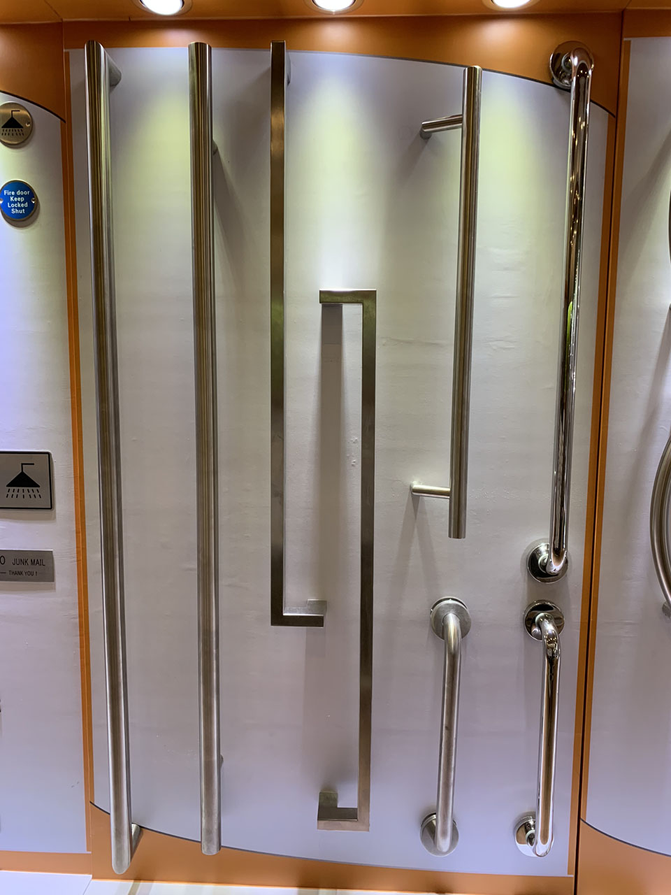 Title: Designing a 五金 Store with Attractive Door Handle Hardware Displays