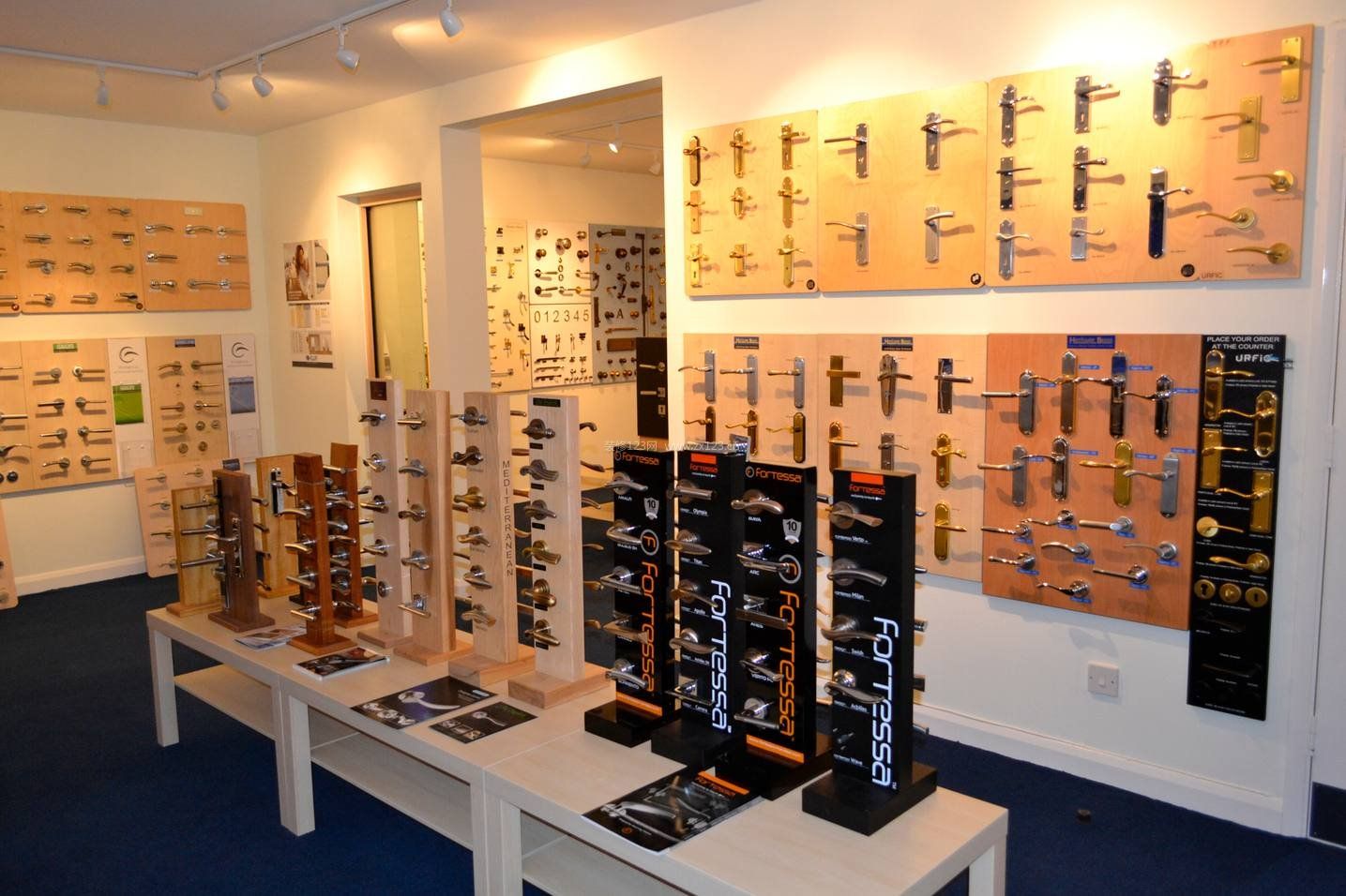 Title: Enhancing the Aesthetics of Hardware Store Fronts: A Comprehensive Guide to五金店门面装修效果图