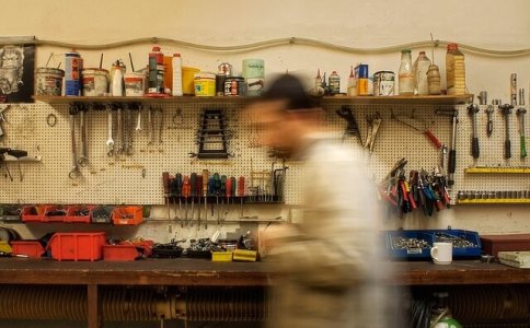 Title: 哑柏镇哑兴村孙世熊五金店， A Resilient and Innovative Hardware Store in Yashing Village, Yabai Town
