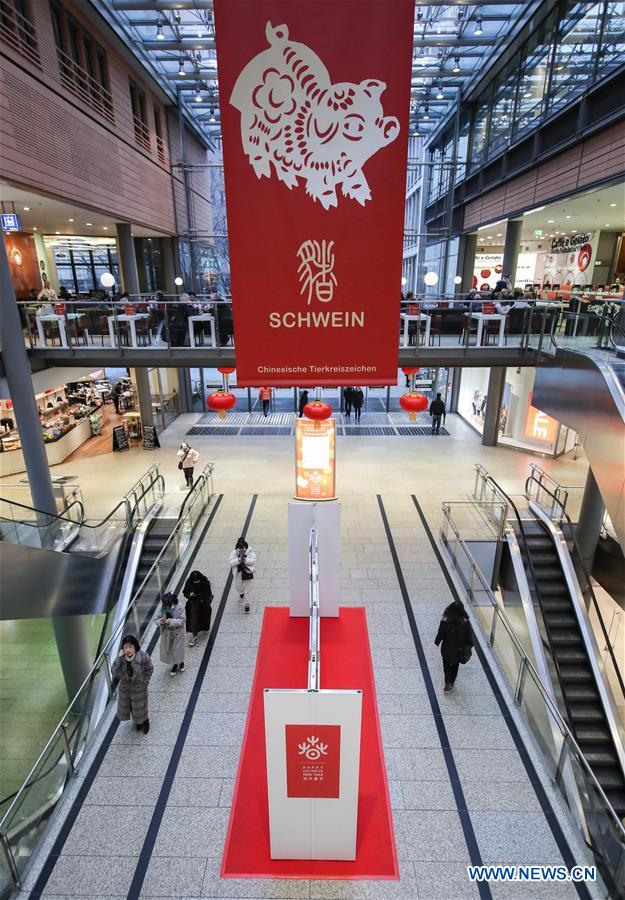 Title: The Evolution of German Hardware Stores and Their Chinese Counterparts