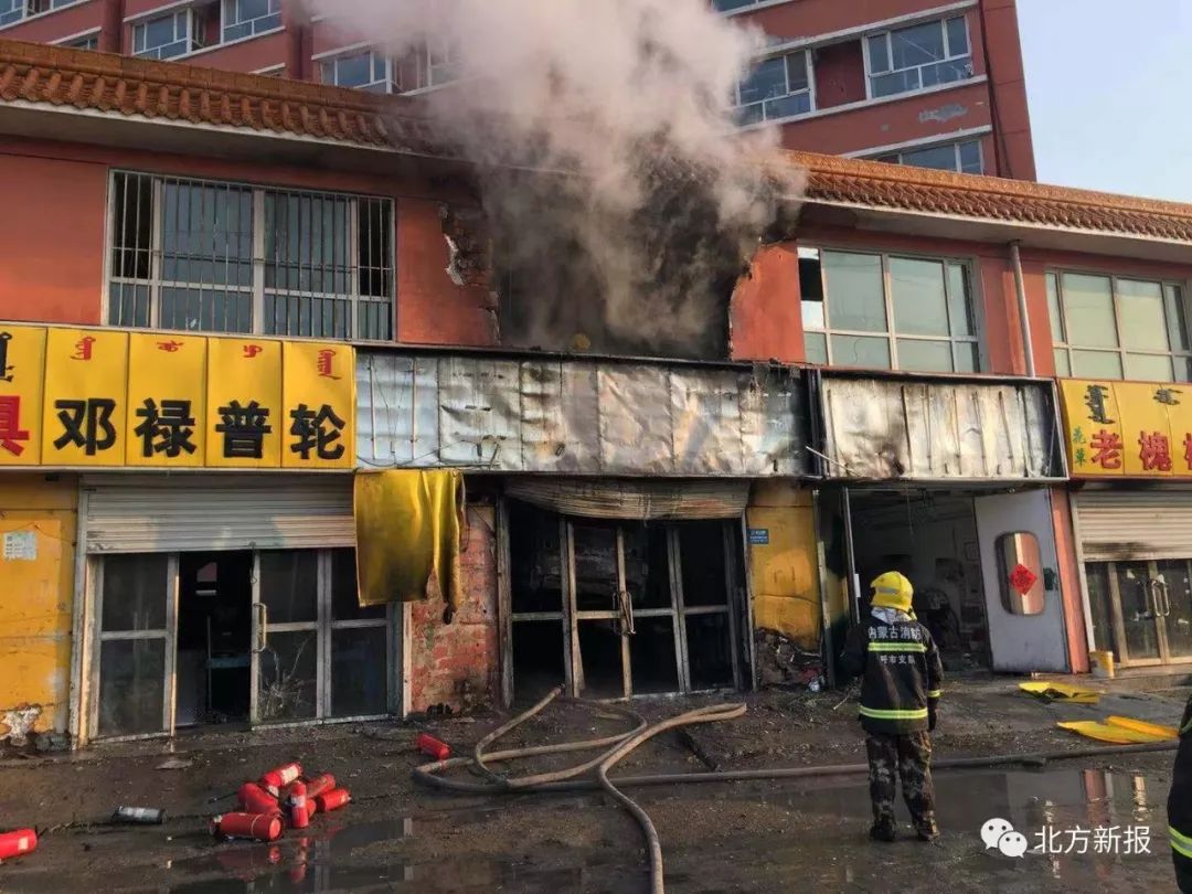 北京五金店铺火灾，消防队员的勇敢与火灾的可怕