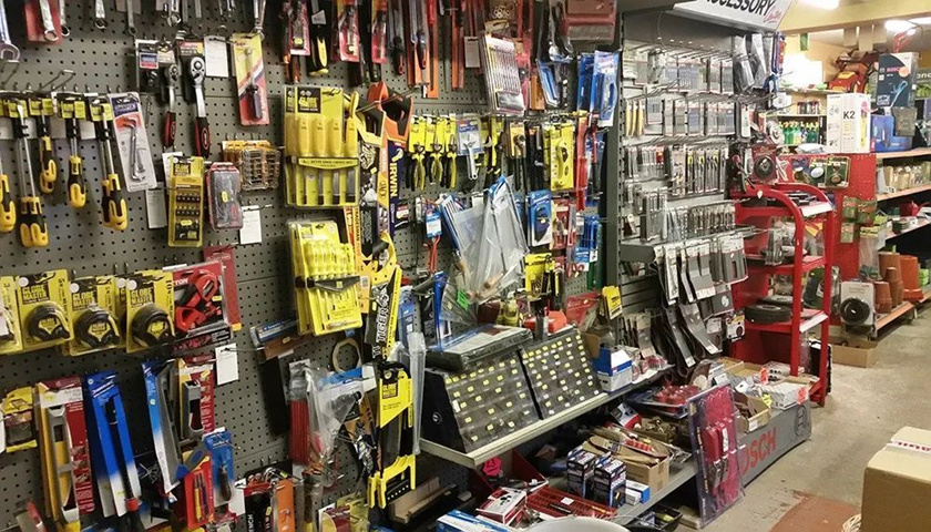Title: The Vibrant World of Hardware Stores Near the五金店