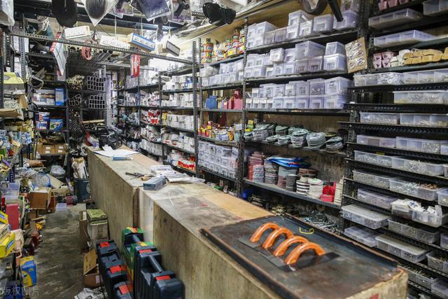 Title: The Art of Finding the Perfect Hardware Store: A五金店建材五金店 Guide