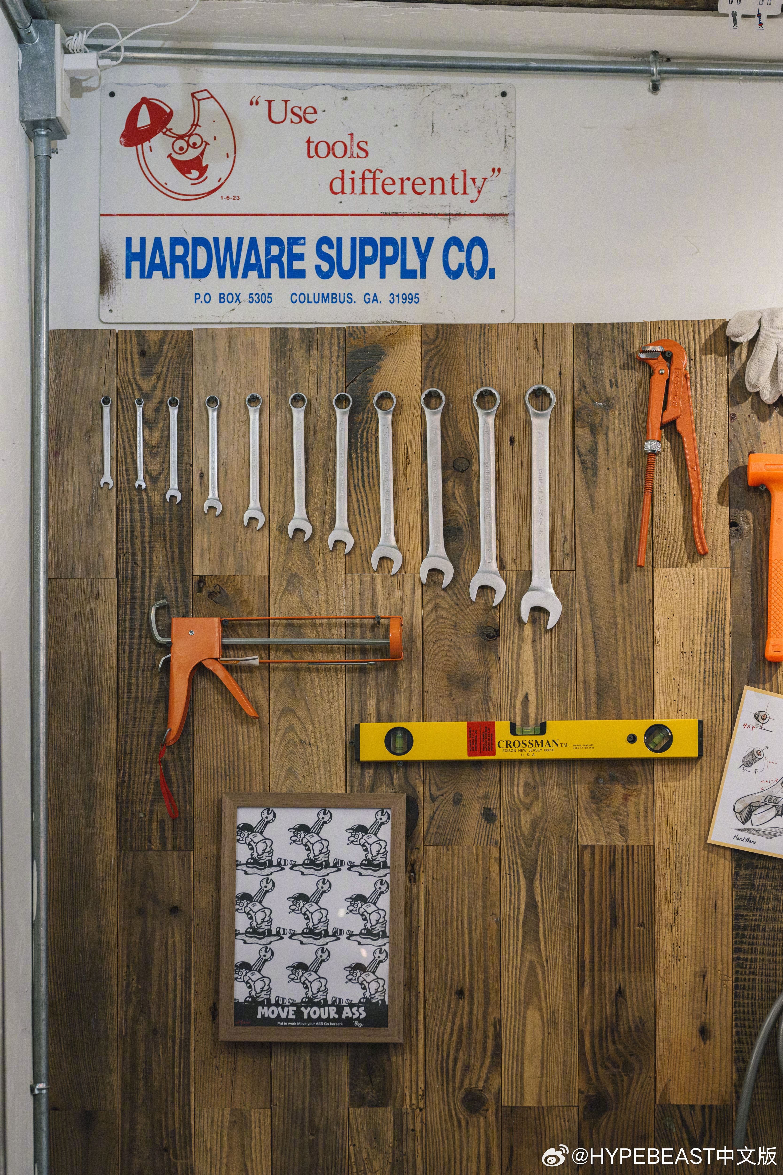 Title: The Vibrant World of Hardware Retail near the五金店