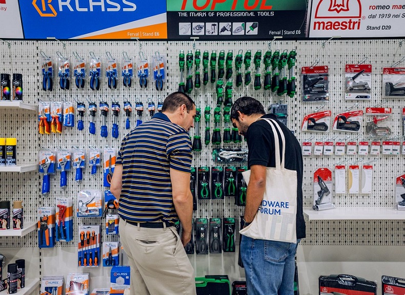 Title: The Importance of Shopping at a Hardware Store: Why五金店是您家居和工作必备的首选