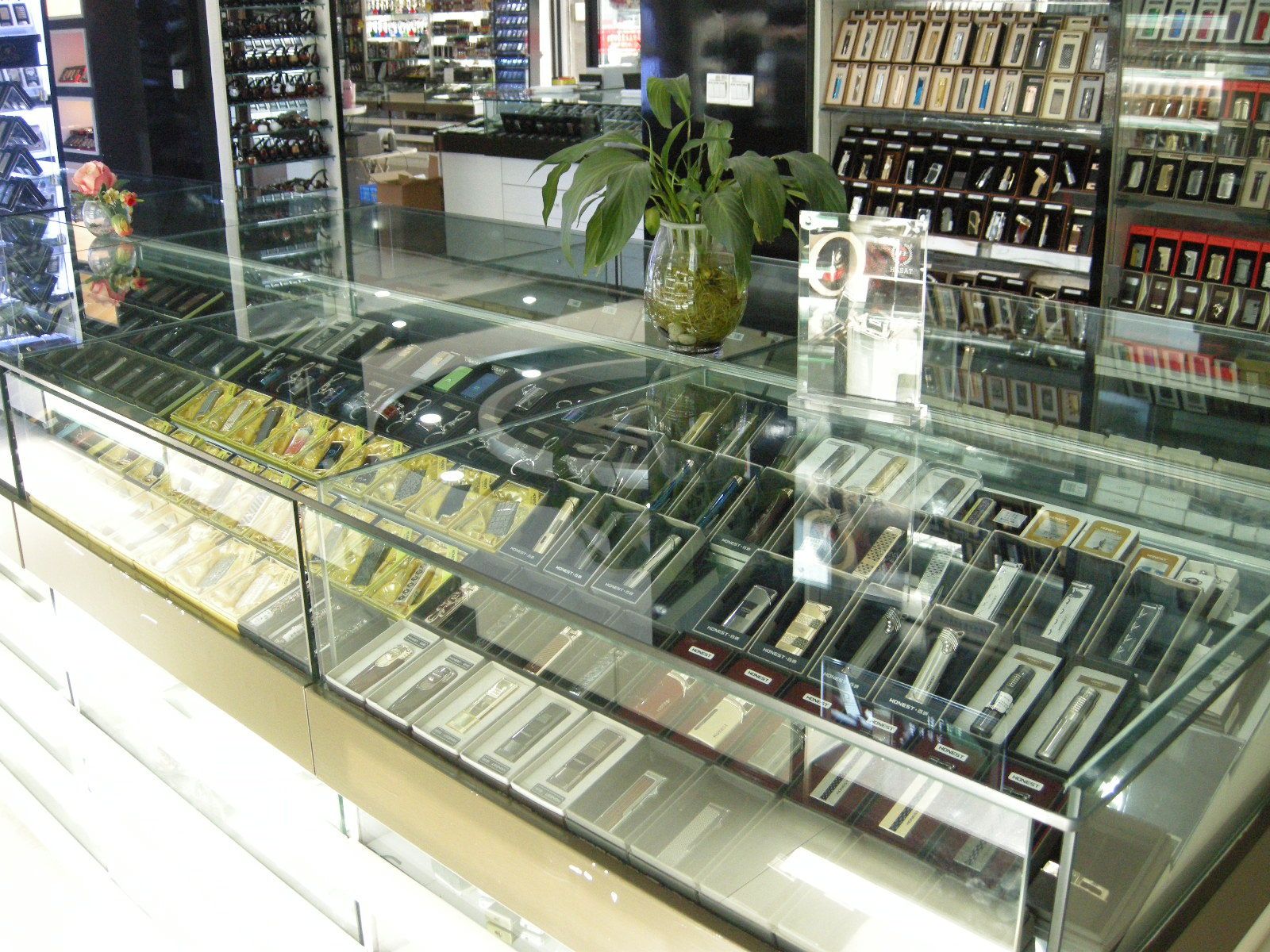 Title: Crafting Custom Hardware for Chongqing Cigar柜 - The Art of Durable and Stylish Storage Solutions