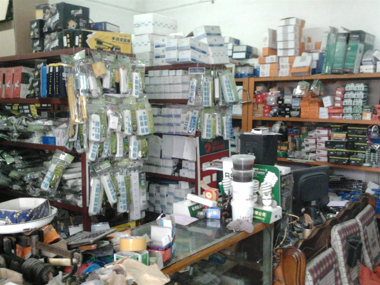 附近那里有五金店