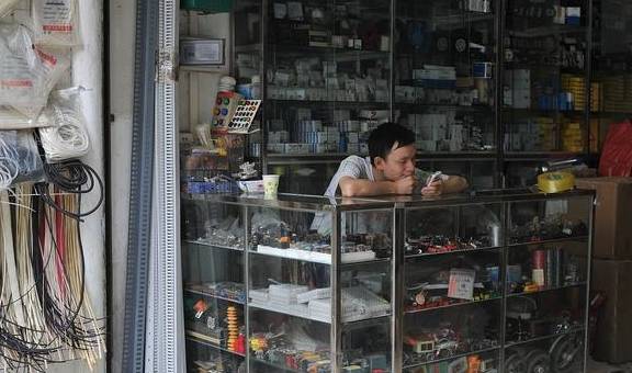 五金店没钱，逆境中的创新与求存