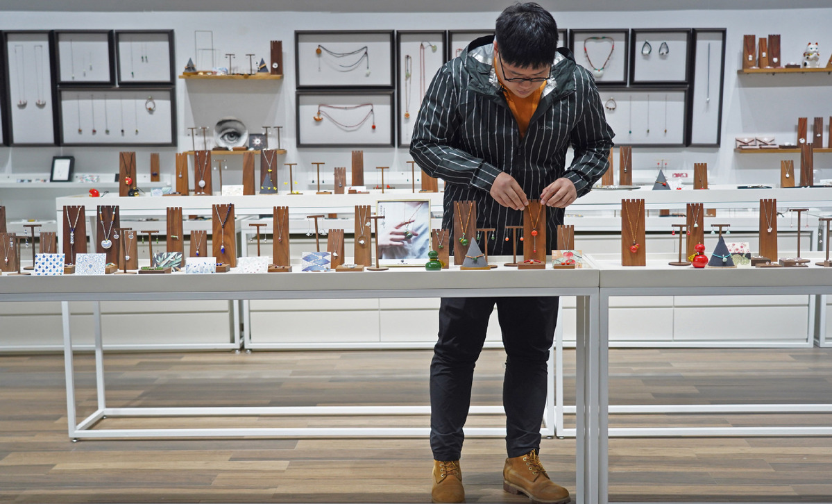 The Thriving Zhangjiagang Hardware Wholesale and Retail Market