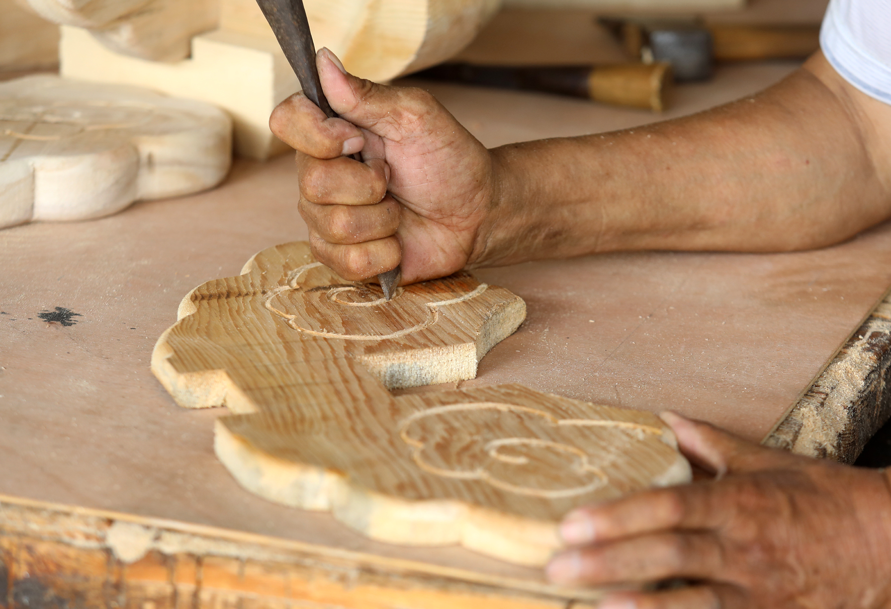 Crafting Custom Hardware in Dehong, Yunnan: A Masterpiece of Local Artistry and Quality