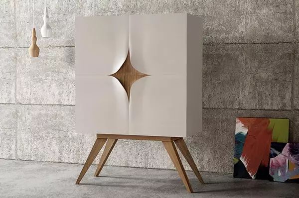 FURNITURE: THE VERSATILITY OF A FOLDING TABLE