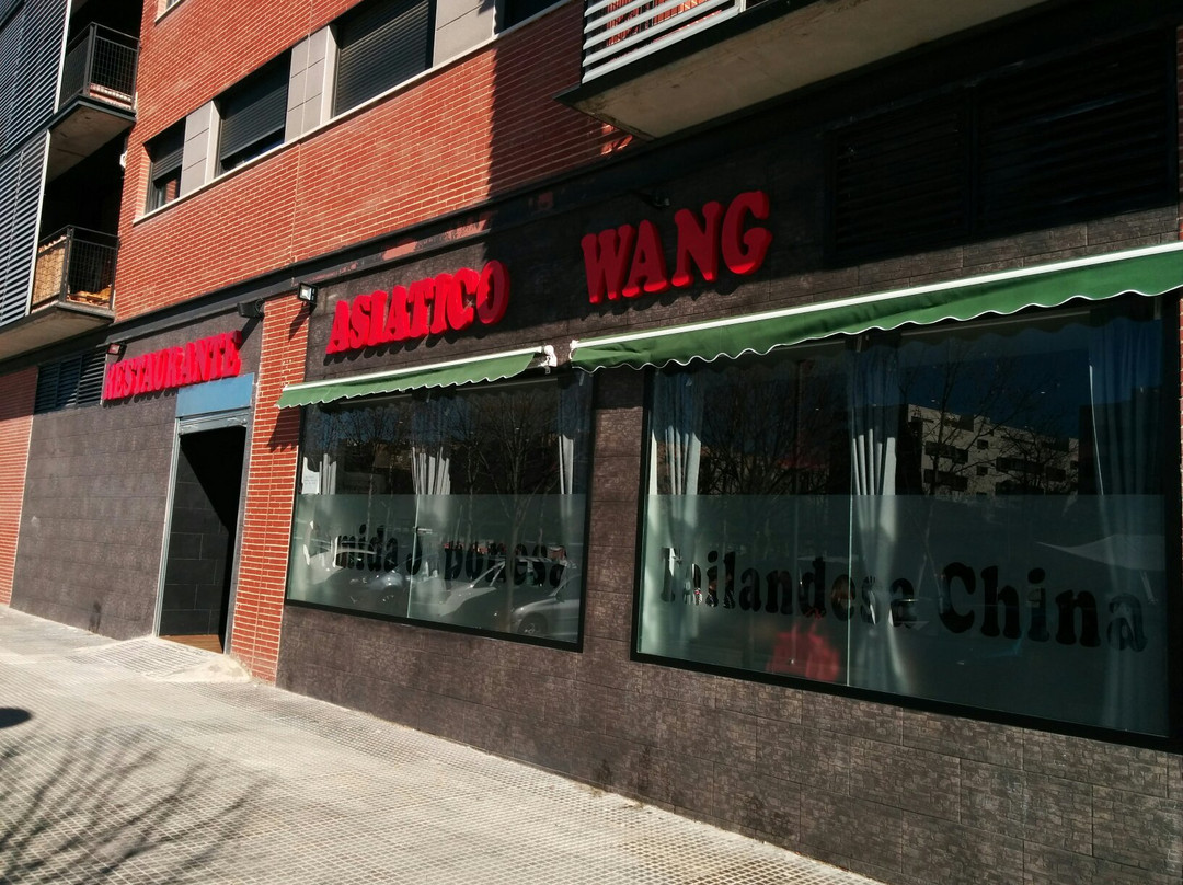 The Italian华人五金店， A Cultural Bridge and a Business Oasis