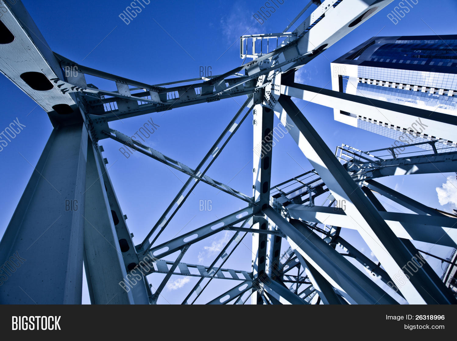 The Beauty of Aluminum Hardware in Balcony Bridge Construction