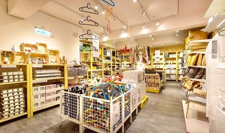 五金店 in the Construction Site: A Tale of Trade and Collaboration