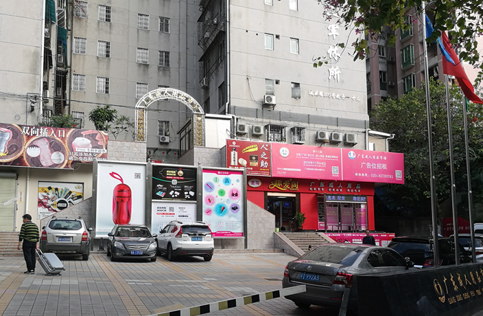 Where is the Luoyang Street Hardware Store in Quanzhou?