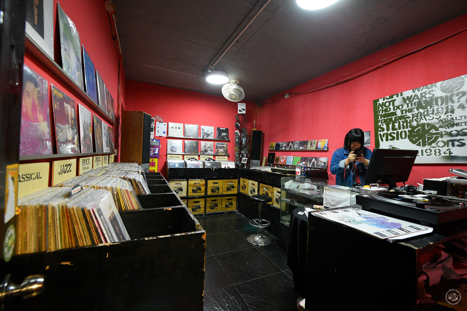 The Sound of Chongqing, the Flute of a Hardware Store