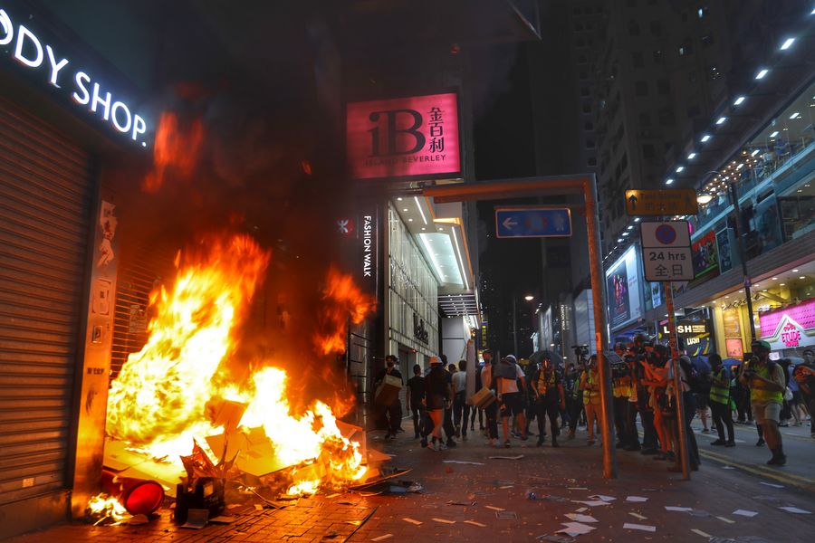 Fire at Shishou Xiaohekou Fills Hardware Store