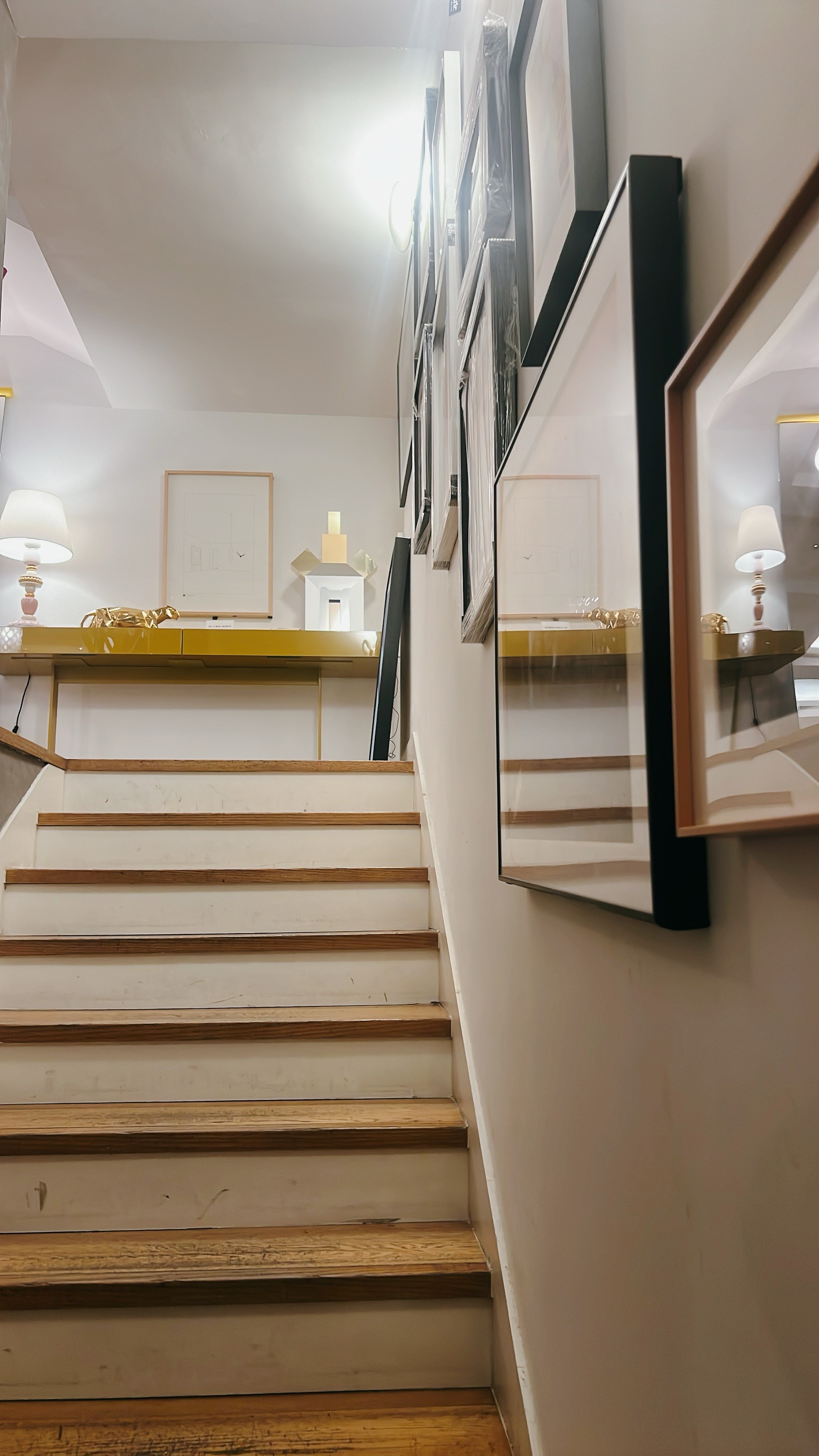The 五金店楼梯墙: A Detailed Look at Its Significance and Functionality in a Home