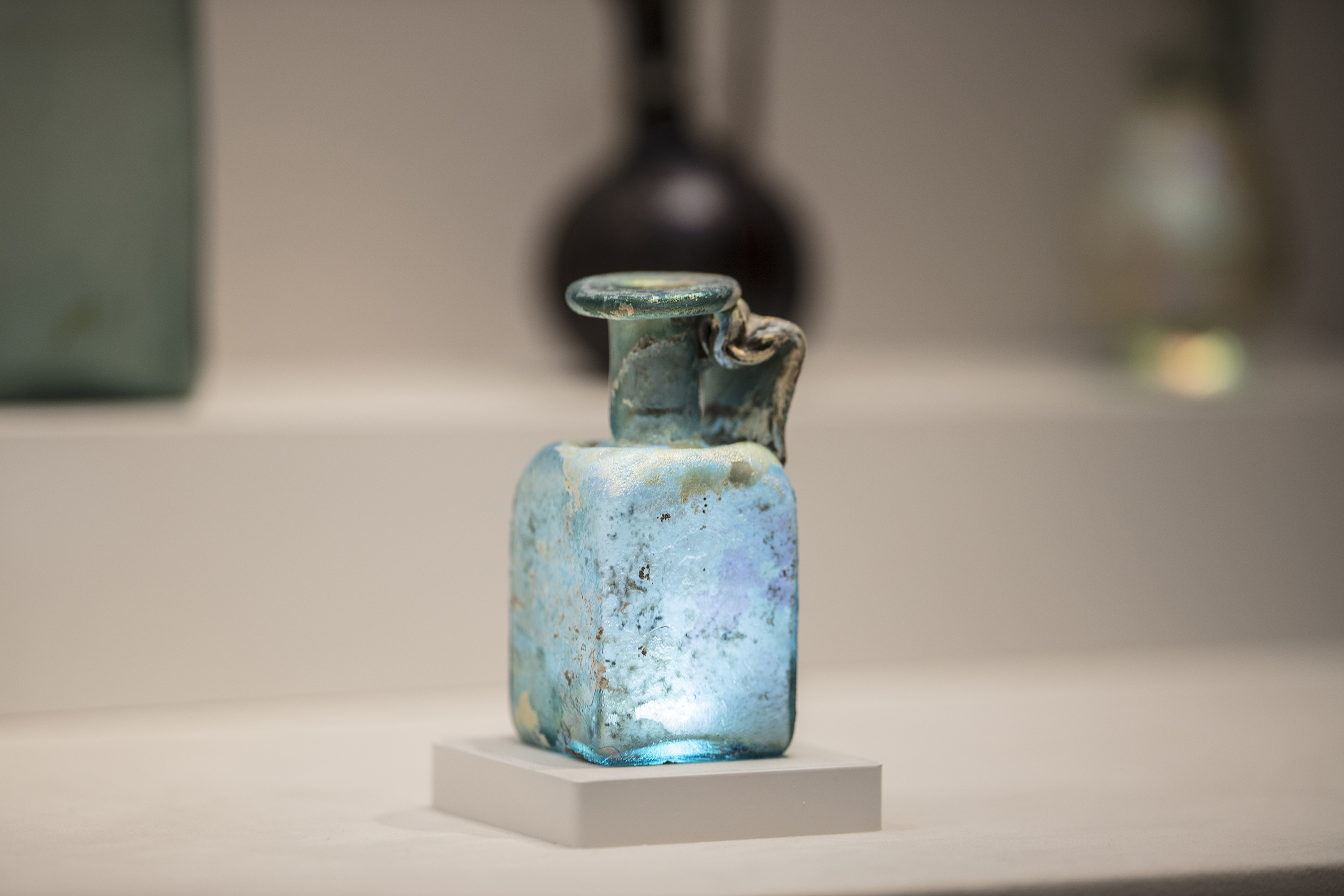 The Artisanal Craft of Xiamen Glass Hardware Accessories