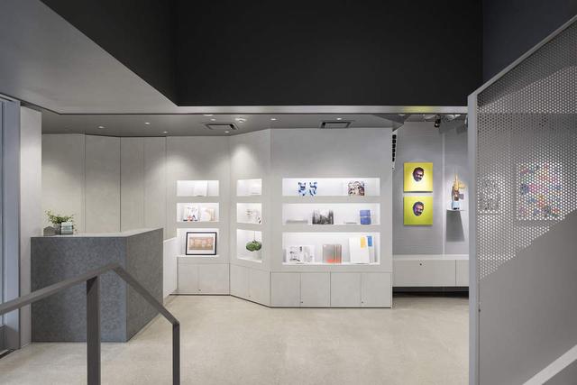 A长方形五金店铺的视觉展示，图片与叙述