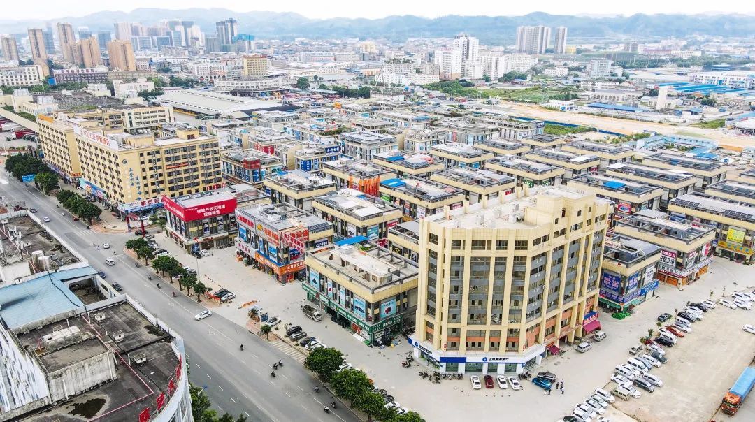容县五金配件市场，一个充满活力的工业基地